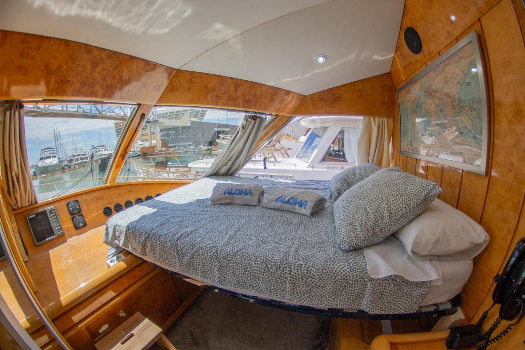 Botel Aloha Boat *